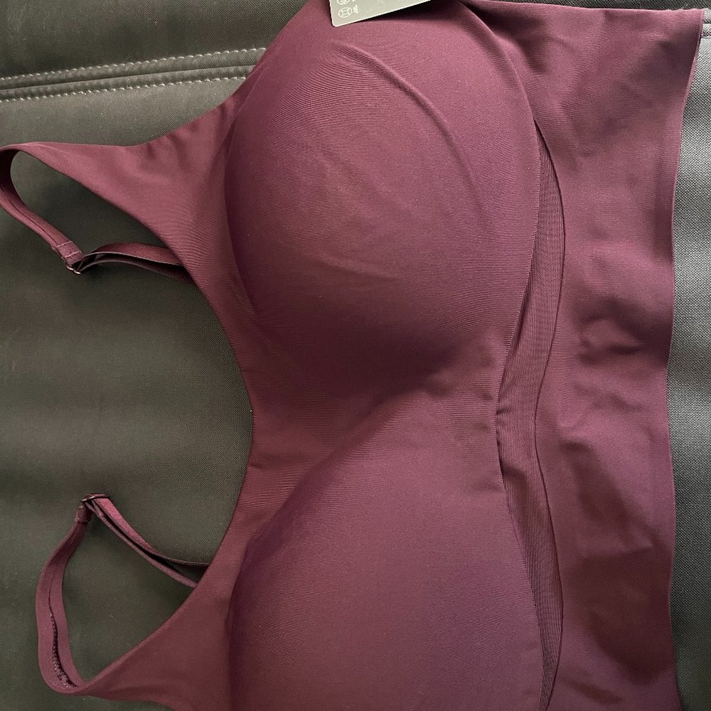 Victoria's Secret Sports Bra Size 38D Medium Support Purple - New with tags